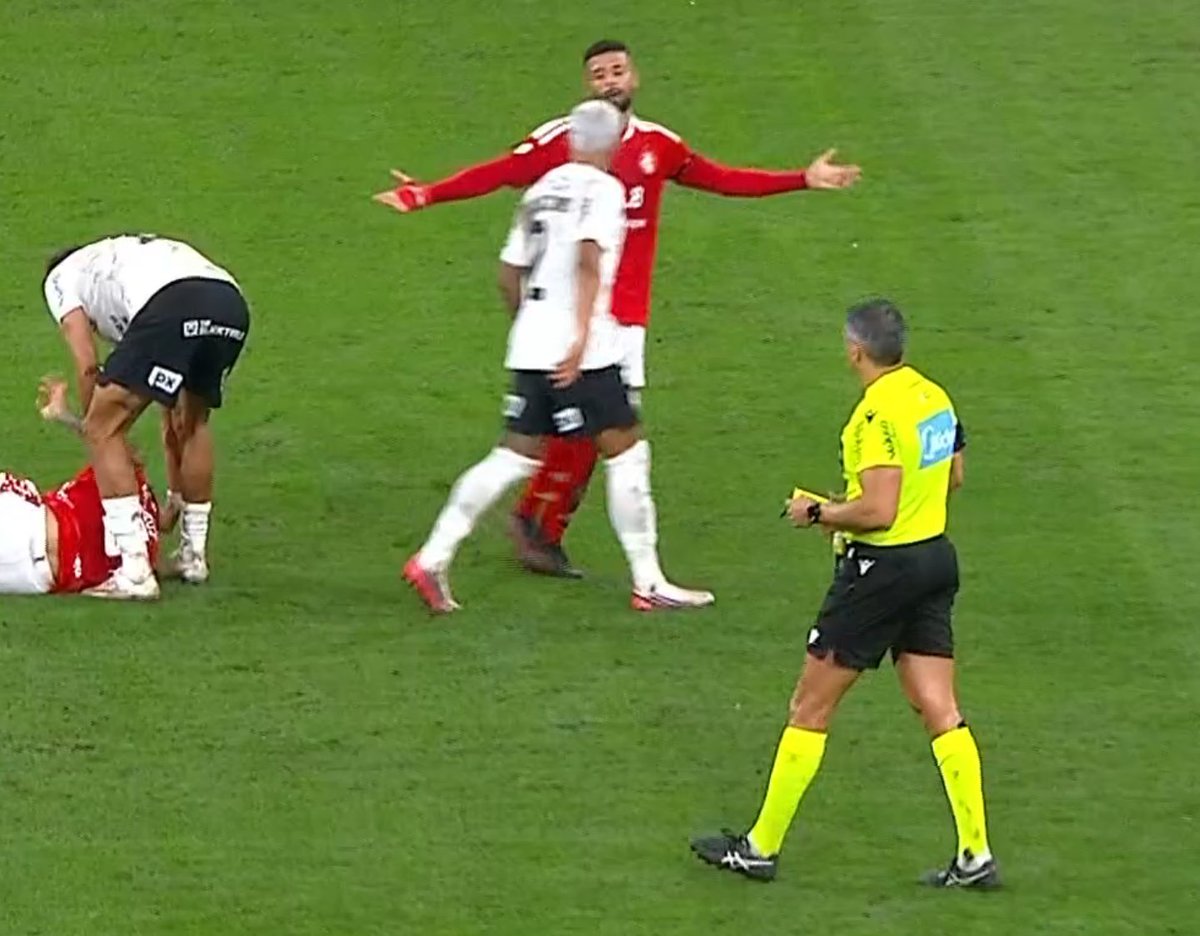 Vessoni's tweet photo. Uma coisa é certa:

Ser eliminado por um time tão ruim e limitado é MUITO PIOR que ser eliminado por um time bom. 

O Corinthians sai da Copa do Brasil para um dos piores Inter que eu vi na minha vida (pior até do que aquele que caiu em 2016 e pior que o quase caiu em 2025).

O banco do Inter pra ser ruim precisa melhorar muito. É tenebroso!

Pezzollano sabe disso e usou a tática da retranca, da linha baixa e posse de bola de 1%. E foi inteligente demais. Esse time do Inter não tem a mínima condição de encarar ninguém de peito aberto. Treinador foi bem demais nos dois jogos.

#Corinthians