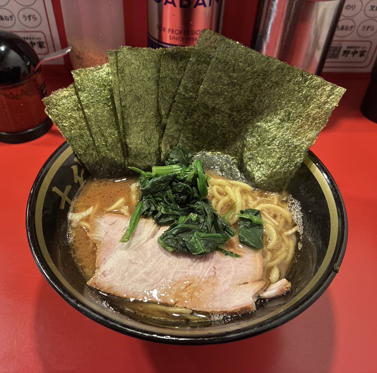 10Nonakaya's tweet photo. 門前仲町の十代目野中家です

週末の金曜と土曜は
27:00(翌3:00)まで営業します🈺

夜食や飲みの〆ラーにもぜひご利用下さい😎

門前仲町で濃厚な家系ラーメンを食べるなら
野中家へ‼️

ライス100円食べ放題&amp;裏ガッパも無料🉐

皆様のご来店をお待ちしております🙇

#十代目野中家
#家系ラーメン https://t.co/DHvLAG70ob