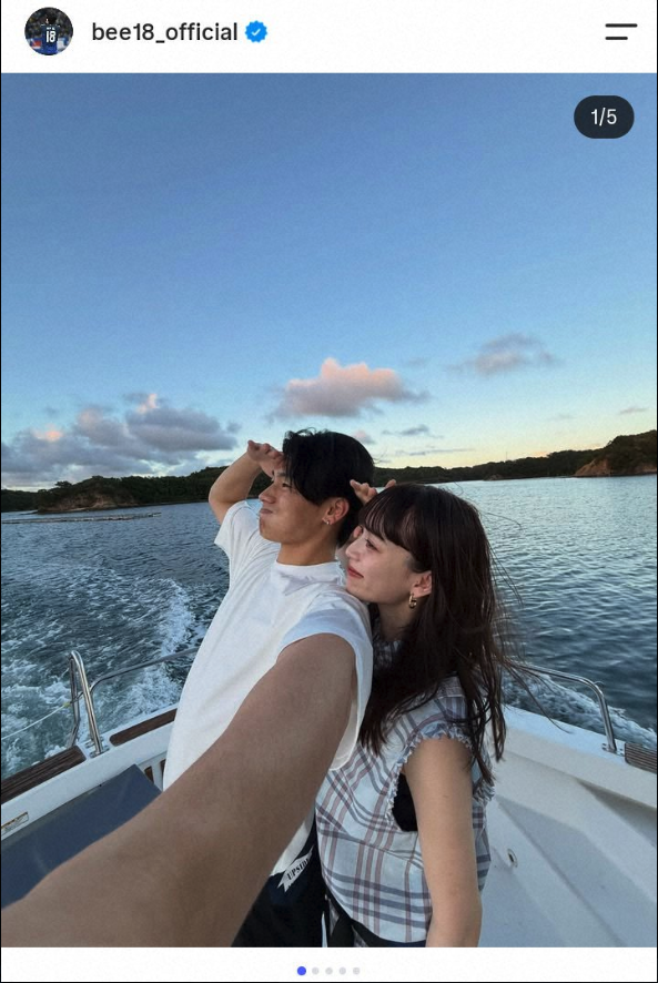 pulsefeed62's tweet photo. 【大反響】上田綺世「僕の原動力は家族です」❤️

W杯での激闘を終え、新シーズン開幕を前にバカンスを満喫

妻・由布菜月との仲睦まじい2ショットや、今年4月に誕生した愛娘を優しく抱く姿など、幸せあふれる家族写真をInstagramで公開しました。 https://t.co/9wQ9KtekiH