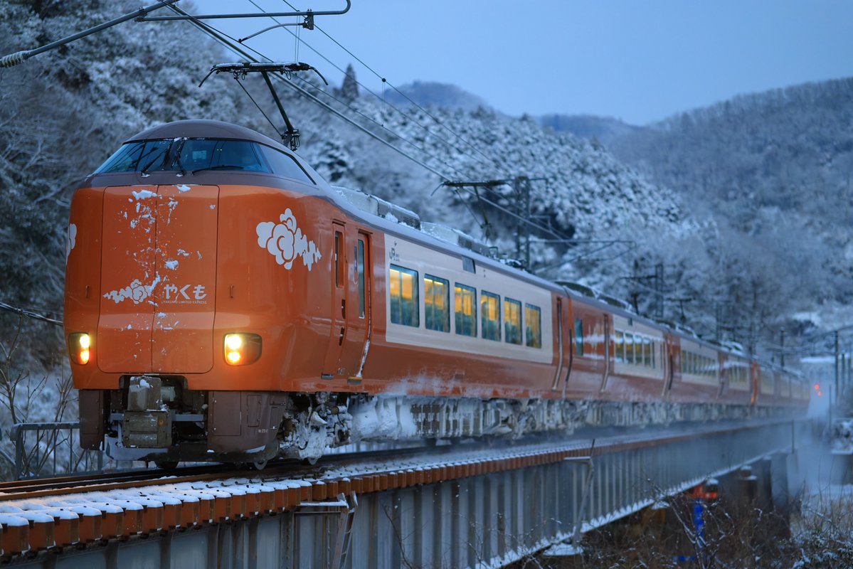 timajuku1's tweet photo. #みんなの撮影機材教えて
Canon EOS R5 Mark2
4500万画素裏面照射積層センサー、電子シャッター使用時30コマ／秒の高速連写、優秀なAF（被写体認識可）等、最高の機材です。ローリングシャッター歪みも抑えられています。高価なのが残念。

※AFはカメラ任せ（乗り物）の電子シャッターで撮影 https://t.co/i8KAvhRXCz