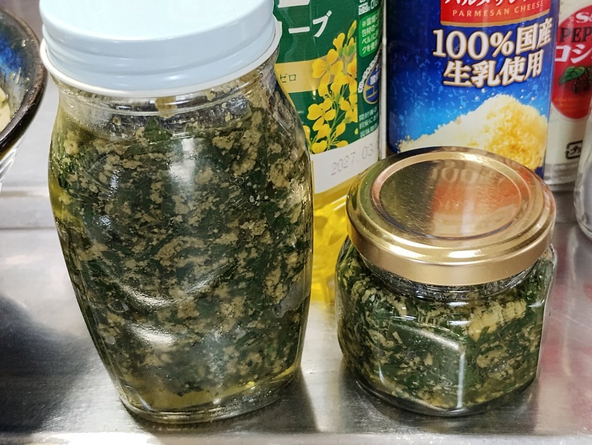 tano_aso's tweet photo. 菜園のバジルが収穫できたのでバジルソースをつくってみた。お昼にパスタに和えてたべてみる。 https://t.co/M5pS8bdGxT