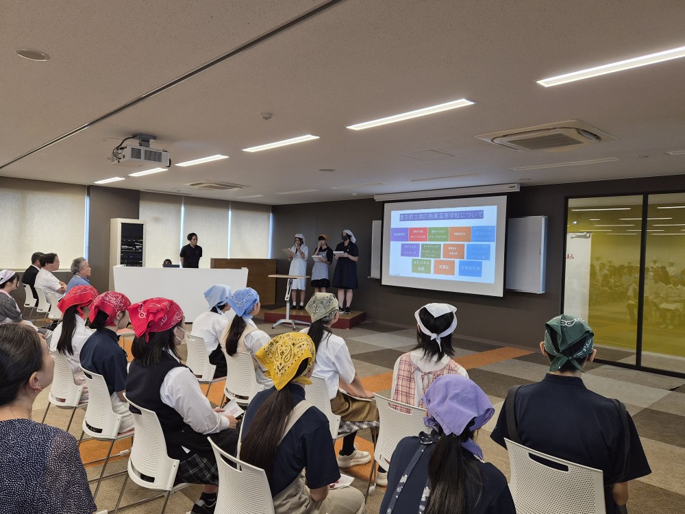 tokyo4thchs's tweet photo. 【料理部】商品開発に挑戦しました！練馬区産ブルーベリーを使ったフィ���ンシェ【ブルージュエル】を世田谷グルマンサミットでプレゼン・販売しました。緊張しましたが、日頃の学びを生かした貴重な経験ができました。
#第四商業
#練馬区 https://t.co/uUICiGAgXv