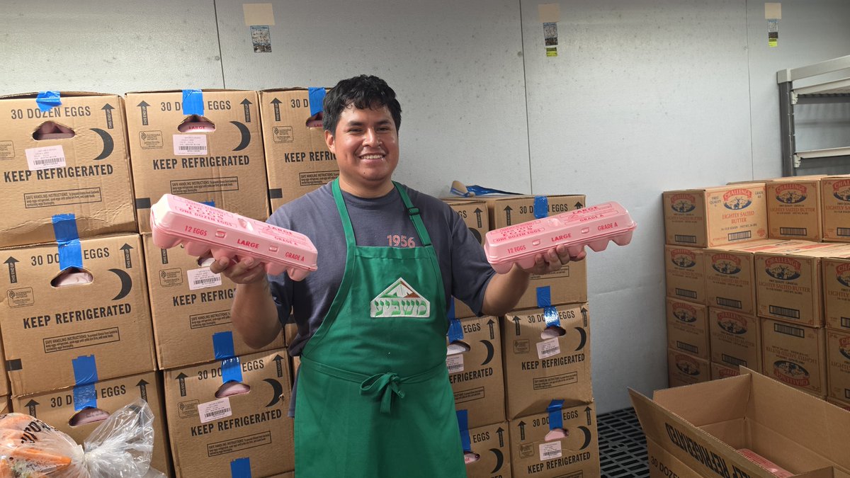 Masbia's tweet photo. Staff at #Masbia #SoupKitchen in #NYC showing off a fresh delivery of eggs to help #FeedTheNeedy! ๐ฅ
Huge thanks to @NewYorkStateAG @TishJames for fighting price gouging and for coming up with such a creative and meaningful penalty: getting eggs directly to families who need them.
๐๐๐
https://t.co/Z0UoVpuBPg
#PriceGouging #FoodCost #PriceOfFood #EggJustice #MeaningfulPenalty cc @foodfix