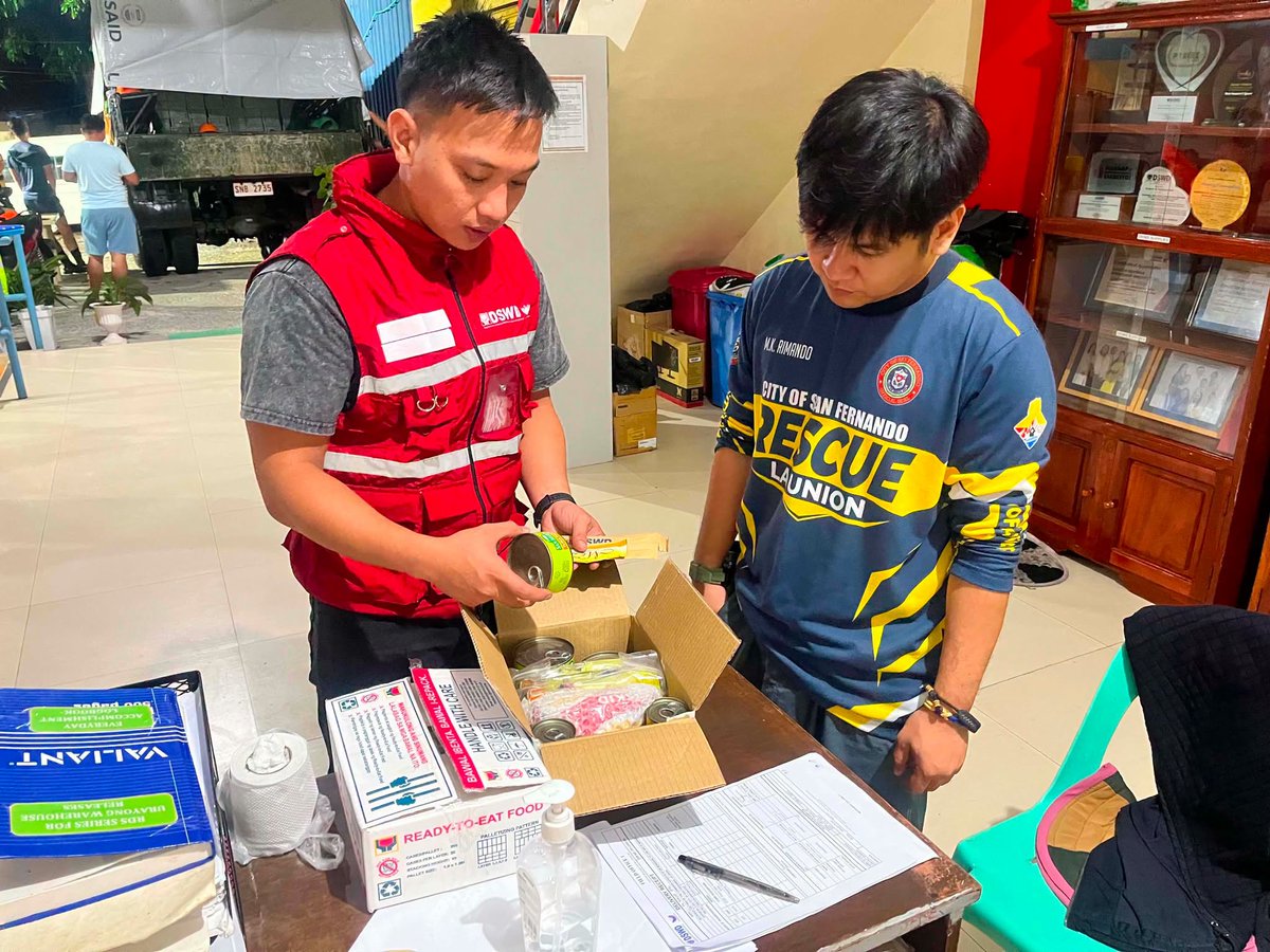 dswdserves's tweet photo. Serbisyo ng DSWD, Walang Oras na Pinipili 💪
Maging sa pagsapit ng gabi, nagpapatuloy ang relief operations ng DSWD Field Office (FO) I – Ilocos Region para matiyak na maihahatid ang kinakailangang tulong ng mga pamilyang naapektuhan ng pinagsamang epekto ng Bagyong #LuisPH, Bagyong #MaymayPH at #Habagat sa City of San Fernando, La Union.
Sa kautusan ni Pangulong Ferdinand R. Marcos Jr. na palakasin ang maagap na pagtugon ng pamahalaan sa mga pamilyang naapektuhan ng kalamidad, nag-dispatch ang DSWD FO-I ng karagdagang 322 ready-to-eat food (RTEF) nitong Huwebes (Agosto 6) bilang augmentation support para sa mga pamilyang pansamantalang nananatili sa mga evacuation center.
Katuwang ang Philippine Coast Guard (PCG), Philippine Navy at City Government of San Fernando, tuluy-tuloy ang pagpapakilos ng mga relief supplies para mas mapabilis ang pag-abot ng tulong sa ating mga kababayan. (AL)
@rex_gatchalian
#BawatBuhayMahalagaSaDSWD❤️