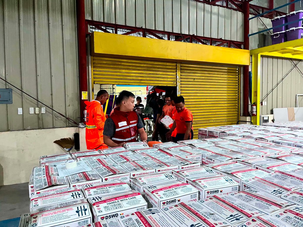 dswdserves's tweet photo. Serbisyo ng DSWD, Walang Oras na Pinipili 💪
Maging sa pagsapit ng gabi, nagpapatuloy ang relief operations ng DSWD Field Office (FO) I – Ilocos Region para matiyak na maihahatid ang kinakailangang tulong ng mga pamilyang naapektuhan ng pinagsamang epekto ng Bagyong #LuisPH, Bagyong #MaymayPH at #Habagat sa City of San Fernando, La Union.
Sa kautusan ni Pangulong Ferdinand R. Marcos Jr. na palakasin ang maagap na pagtugon ng pamahalaan sa mga pamilyang naapektuhan ng kalamidad, nag-dispatch ang DSWD FO-I ng karagdagang 322 ready-to-eat food (RTEF) nitong Huwebes (Agosto 6) bilang augmentation support para sa mga pamilyang pansamantalang nananatili sa mga evacuation center.
Katuwang ang Philippine Coast Guard (PCG), Philippine Navy at City Government of San Fernando, tuluy-tuloy ang pagpapakilos ng mga relief supplies para mas mapabilis ang pag-abot ng tulong sa ating mga kababayan. (AL)
@rex_gatchalian
#BawatBuhayMahalagaSaDSWD❤️