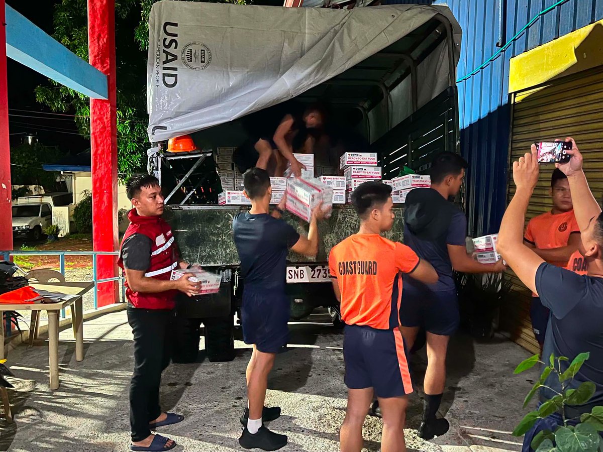dswdserves's tweet photo. Serbisyo ng DSWD, Walang Oras na Pinipili 💪
Maging sa pagsapit ng gabi, nagpapatuloy ang relief operations ng DSWD Field Office (FO) I – Ilocos Region para matiyak na maihahatid ang kinakailangang tulong ng mga pamilyang naapektuhan ng pinagsamang epekto ng Bagyong #LuisPH, Bagyong #MaymayPH at #Habagat sa City of San Fernando, La Union.
Sa kautusan ni Pangulong Ferdinand R. Marcos Jr. na palakasin ang maagap na pagtugon ng pamahalaan sa mga pamilyang naapektuhan ng kalamidad, nag-dispatch ang DSWD FO-I ng karagdagang 322 ready-to-eat food (RTEF) nitong Huwebes (Agosto 6) bilang augmentation support para sa mga pamilyang pansamantalang nananatili sa mga evacuation center.
Katuwang ang Philippine Coast Guard (PCG), Philippine Navy at City Government of San Fernando, tuluy-tuloy ang pagpapakilos ng mga relief supplies para mas mapabilis ang pag-abot ng tulong sa ating mga kababayan. (AL)
@rex_gatchalian
#BawatBuhayMahalagaSaDSWD❤️