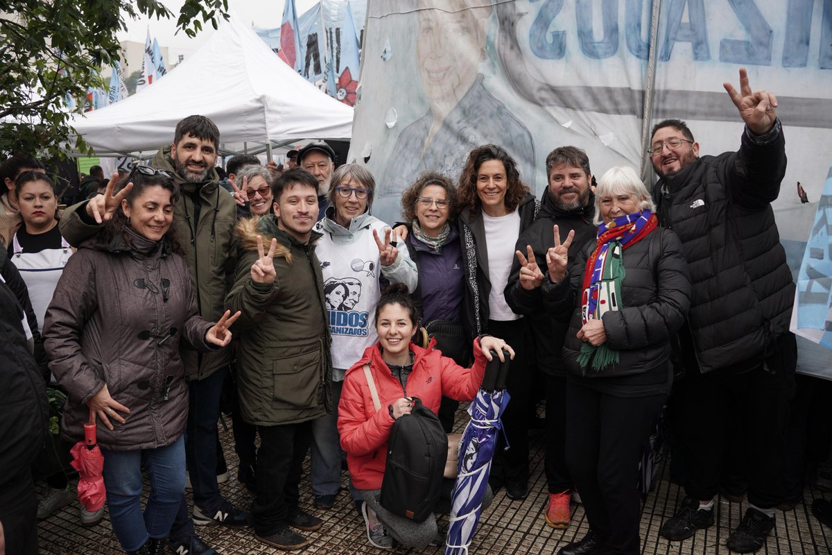 Uyo_Ciudad's tweet photo. Frente al Congreso defendimos nuestra tierra, nuestros recursos y nuestra soberanía.
Mientras adentro debatían un proyecto que pone en riesgo al país, afuera reprimían al pueblo.

🇦🇷 La Patria no es una mercancía, se defiende. Y al pueblo que la defiende, no se lo reprime. https://t.co/HoI0U6PBp6