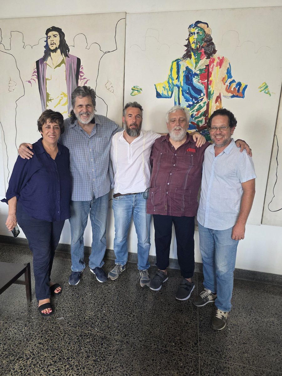 AbelPrieto11's tweet photo. Recibo a mi querido Vasapollo en la @CasAmericas. Viene al frente d una delegación d la Red d los Comunistas d Italia. Hablamos d la necesidad d ampliar la Red EDH y d enfrentar las mentiras vs Cuba. Nos tomamos una foto ante la imagen del Che: Rita, Giacomo, Luciano y Fernando. https://t.co/jZllBw7HZ6