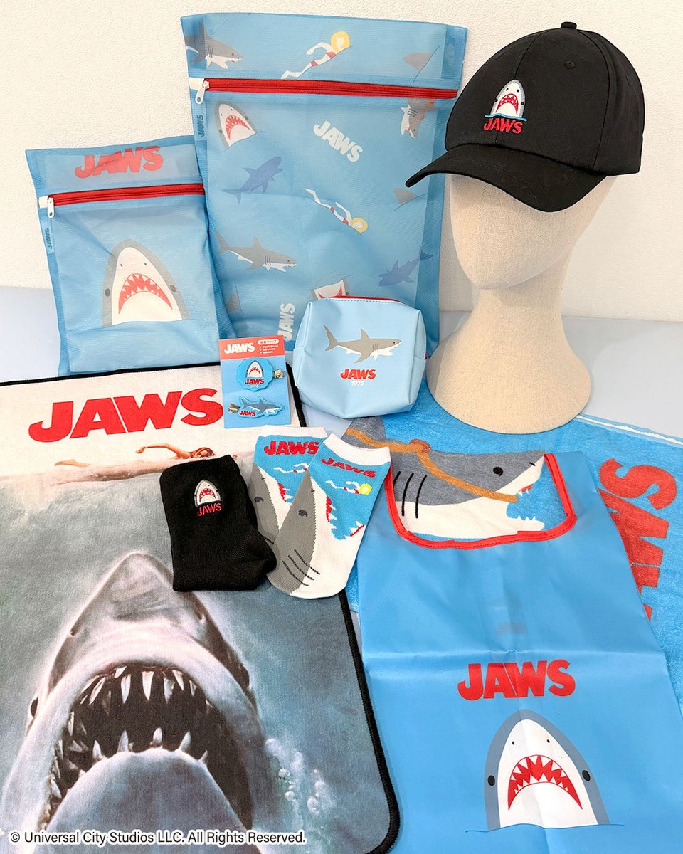 390tenjin's tweet photo. 本日より店頭販売スタート☀️
『ジュラシック・ワールド』＆『JAWS』
サンキューマート限定アイテム❕🦈🦕

ゆるかわ×迫力のギャップがたまらない！
夏にぴったりのラインナップだよ🌴

ALL 390円（税込429)
店頭にてご覧くださいませ☆ https://t.co/h6TDAz0fHM