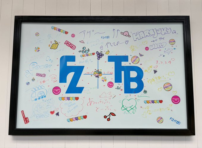 Tobu_to_jo's tweet photo. FRUITS ZIPPERとのコラボソング「1,2,3,FOOOOUR」のMVが公開されました🚎📷川越駅では、MVで登場したメンバーが残したイラストを掲出中です📷スタンプラリーと合わせて、ぜひ見に行って見てください📷#東武鉄道 #FRUITSZIPPER #フルーツジッパー #ふるっぱー #TOBUKAWAIIPROJECT #TOBUKAWAIIPJ https://t.co/mLSIXSHXBA