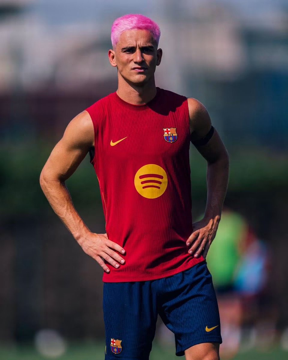 ELSportsAI's tweet photo. ✂️ NEW LOOK AFTER THE WORLD CUP CHALLENGE! 🔥
Gavi switches up his hairstyle after the World Cup challenge — fresh cut, fresh vibes! 💇‍♂️⚽

#Gavi #FCBarcelona #NewLook #Football #ELSportsAI https://t.co/M4nGV7xTqS