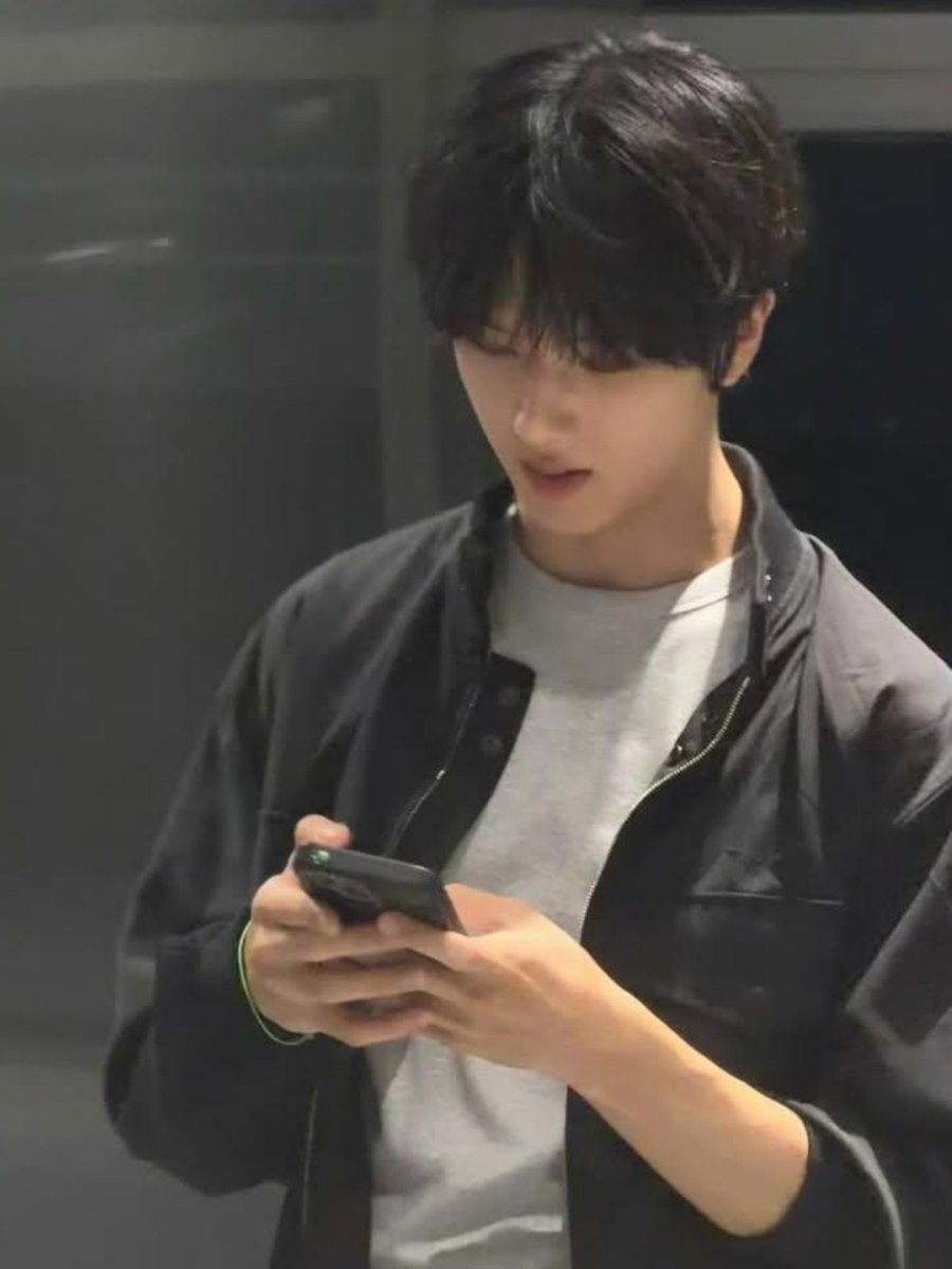 JisungGlobal's tweet photo. Spotted on #JISUNG's phone: a green lucky turtle charm! 🐢💚

In Korea, turtle phone charms have become a popular good luck trend. The green turtle is believed to bring good health luck, peace of mind, and healing.

Stay healthy and happy, Jisung 🍀

#지성 #박지성 https://t.co/td6umIYkOO