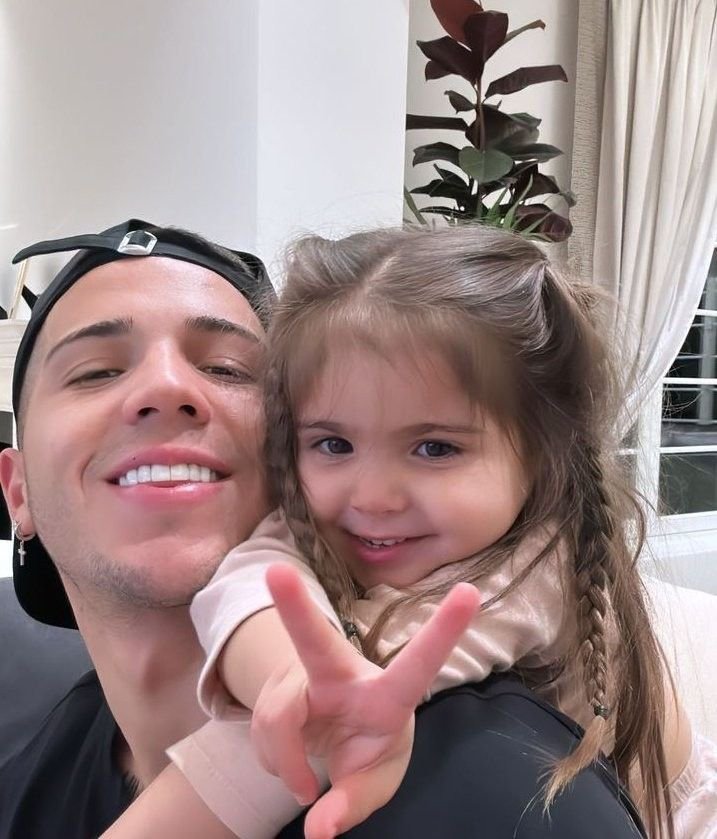 ejfvision's tweet photo. la gorda dice "con mi papá nadie", ahí piola, cortando el rostro de una. la re concha de la lora, qué difícil la va a tener la que quiera pintar de madrastra en un futuro para comprarse a mi hija, la va a tener que remar en dulce de leche para que le dé la mano. bebé de papá. 🤏🏻 https://t.co/h0MT8gg5of