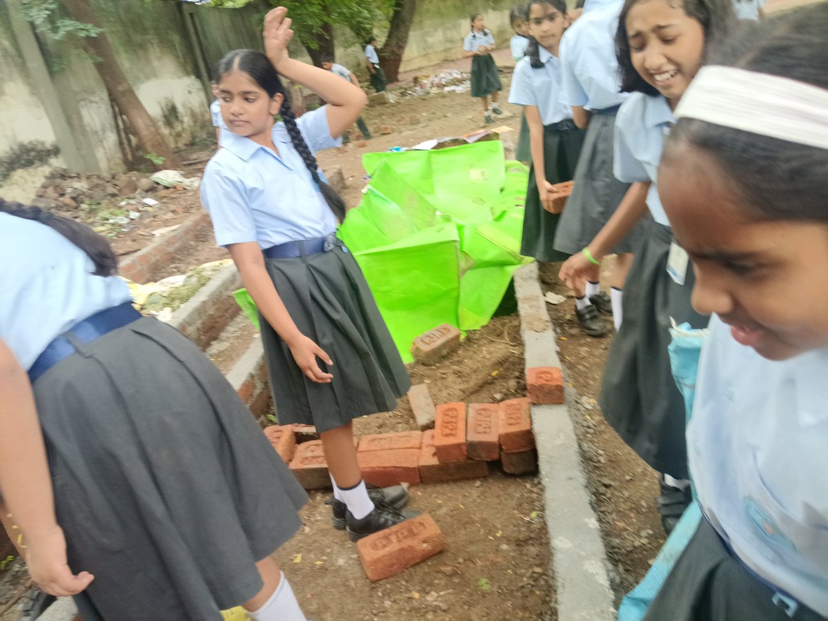 virbhadranath's tweet photo. #KaushalBodh #KaushalVikas।        #SkilleducationMinistry Under the concept of Green school 🏫 students learn Agricultural practices by sowing seeds by making soil test selected own choice vegetables and fruits for class VI, VII, VIII and IX @narendramodi https://t.co/uQIl5YIfXU