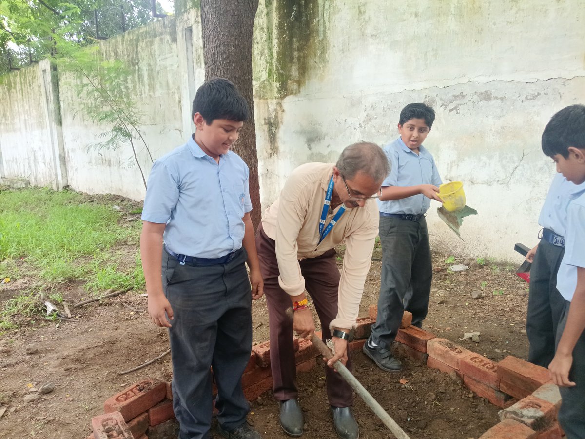virbhadranath's tweet photo. #KaushalBodh #KaushalVikas।        #SkilleducationMinistry Under the concept of Green school 🏫 students learn Agricultural practices by sowing seeds by making soil test selected own choice vegetables and fruits for class VI, VII, VIII and IX @narendramodi https://t.co/uQIl5YIfXU