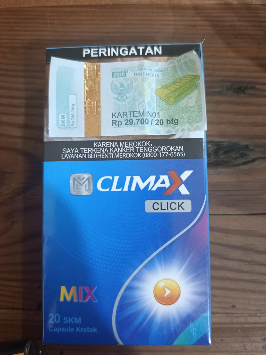 Ssttzzaahh's tweet photo. Pantes gaada larangan merokok dr pemerintah (hny ada batasan usia, tempat/ruang bebas asap rokok, dan imbauan lain. Tp gaada yg bener2 melarang). Soalnya cukai nya ngeri. Gw beli roko ini 31,5 - cukai 29,7 = sisa 1,800/bks doang. DOANG! Mulai mikir mls byr CUKai kl di korupski https://t.co/TON6F0cV3x