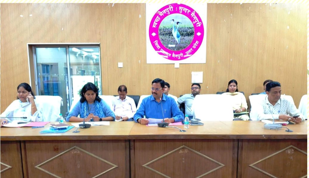 DmMainpuri's tweet photo. 'हर घर तिरंगा’अभियान की तैयारी की समीक्षा बैठक की जिसमें जनपद के प्रत्येक नागरिक की सहभागिता सुनिश्चित हो,लोग उत्साह के साथ विभिन्न स्थानों पर तिरंगा फहराएं,अपने घरों को तिरंगा लाइट से सजाएं,बच्चों को देश के स्वतंत्रता आंदोलन के गौरवमयी इतिहास की जानकारी दे आदि विषयों कर चर्चा की https://t.co/TdUWVCZZxk
