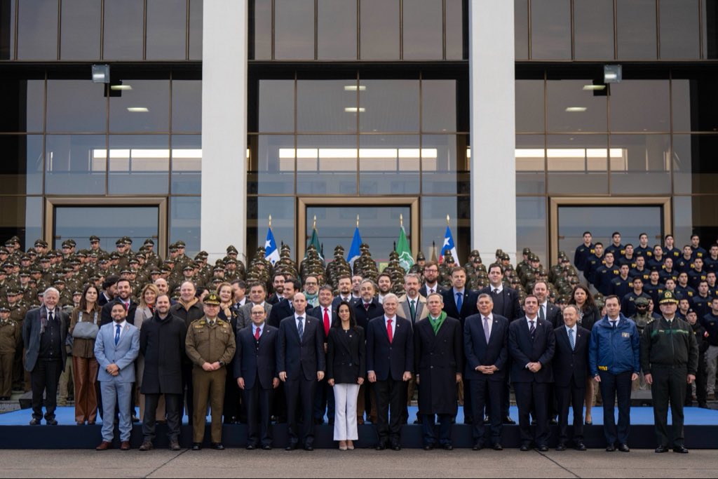 PresidenteKast's tweet photo. La Agenda Contra el Crimen Organizado y el Terrorismo (ACOT) contempla más de 30 leyes y una reforma constitucional para recuperar nuestros barrios, fortalecer a las policías y perseguir de manera implacable a quienes atemorizan a las familias chilenas. https://t.co/2bhIPlTpiy