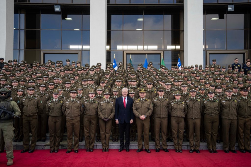 PresidenteKast's tweet photo. La Agenda Contra el Crimen Organizado y el Terrorismo (ACOT) contempla más de 30 leyes y una reforma constitucional para recuperar nuestros barrios, fortalecer a las policías y perseguir de manera implacable a quienes atemorizan a las familias chilenas. https://t.co/2bhIPlTpiy