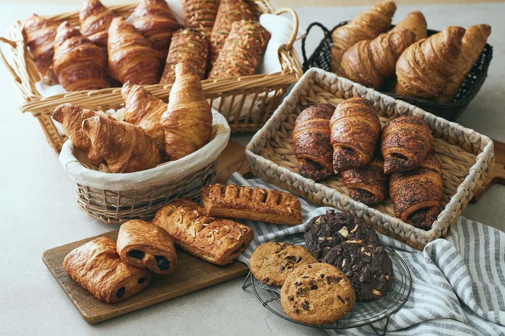 enjoy_tokyo's tweet photo. 【本日オープン】タリーズ初のベーカリー併設店🥐🎉

「プライム ファイブ タリーズコーヒー」が8/7(金)、新宿にオープン。発酵バタークロワッサンなど、コーヒーとともに焼きたてパンを楽しめます😋

詳細はリプから👇 https://t.co/BgGpx5Uvd9