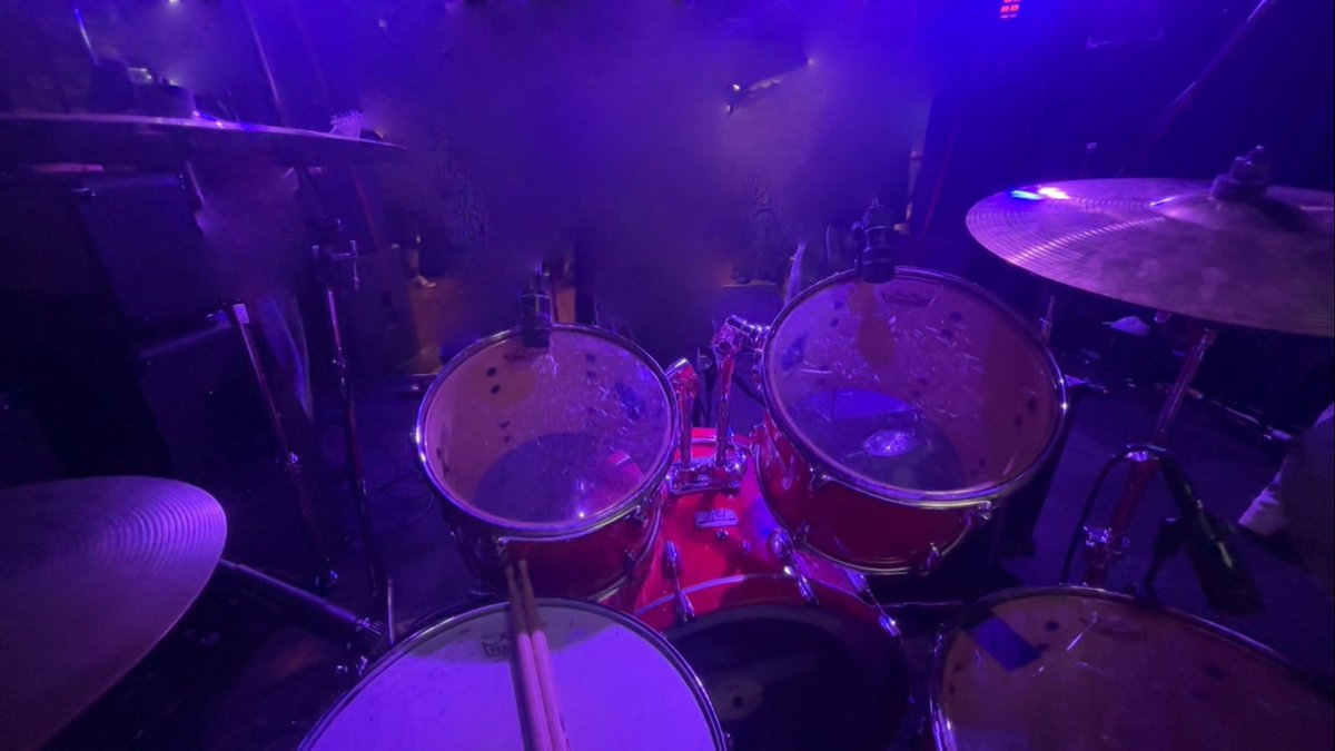 qu__ula's tweet photo. 昨日はライブハウスでドラムとギターをするなどしていました。 https://t.co/ljcKHH1bee