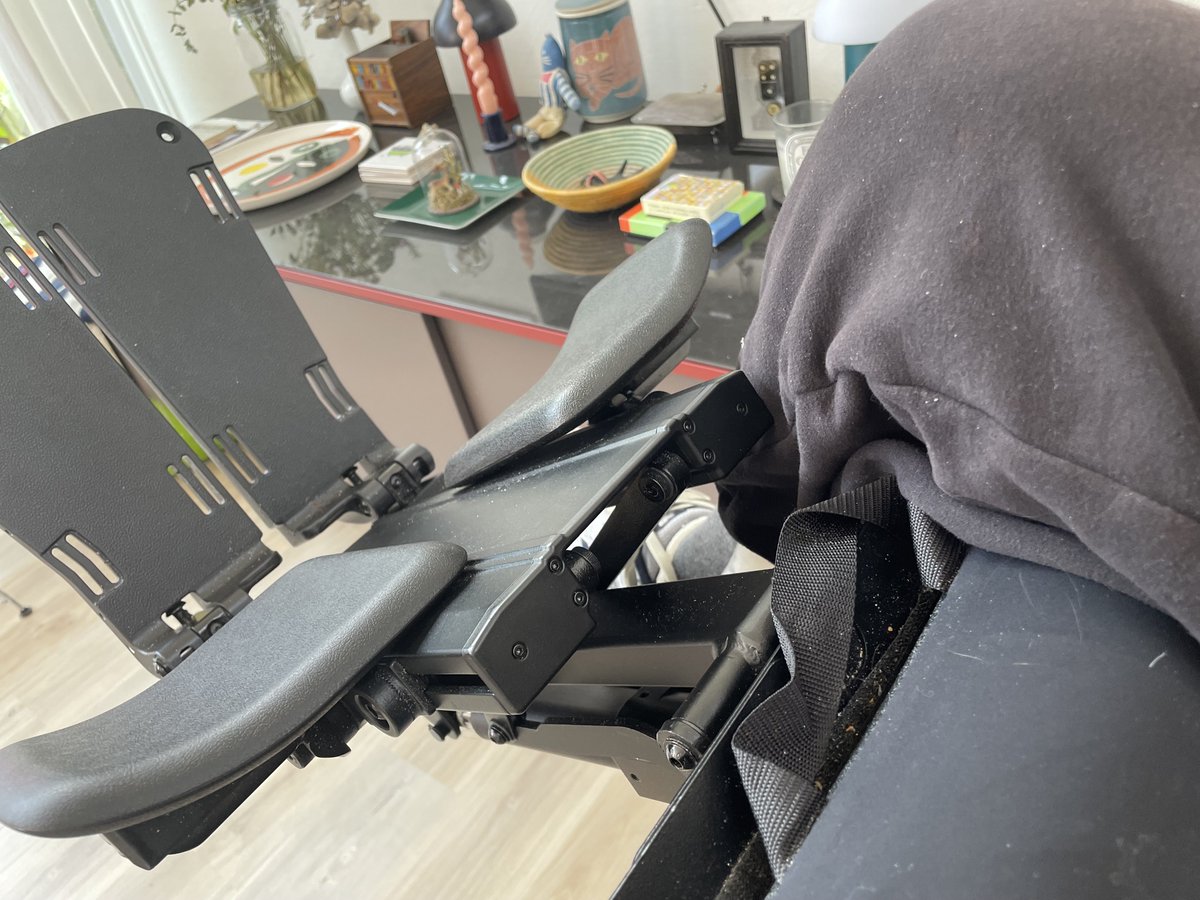 it_is_moix's tweet photo. #tbt last year when I got my leg stuck in my wheelchair https://t.co/1EKquUdnL2