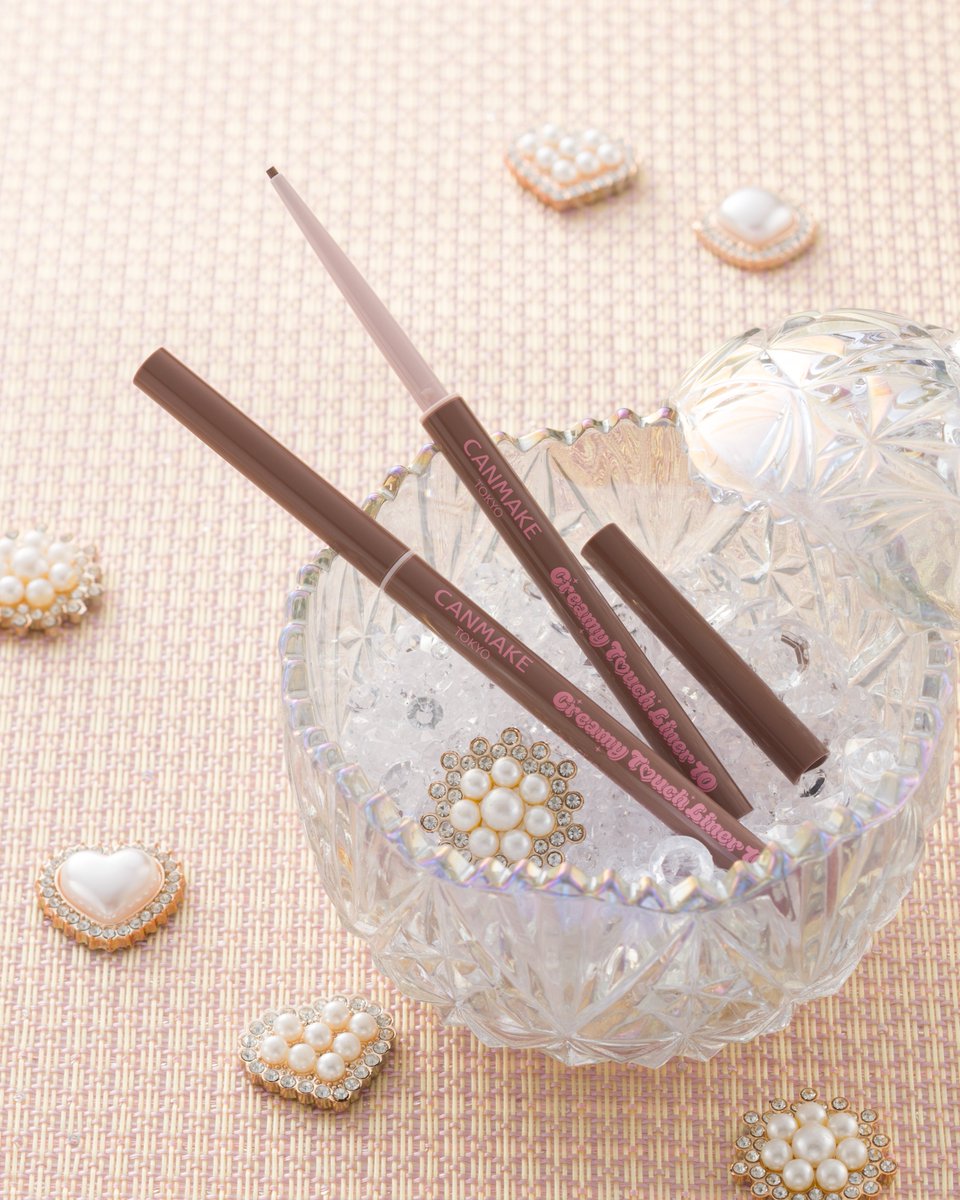 CanmakeTokyo's tweet photo. ／
💝PLAZA限定発売💝
限定パッケージの #クリーミータッチライナー 登場💫
＼
カラーは『10 ココアグレージュ☕』
陰影をつけるピンクグレージュ💗

とろける描き心地！1.5mmの超極細ジェルアイライナー✨極細ラインもまつげのすき間埋めもおまかせ！

くっきり濃厚発色、水・汗・涙・皮脂・こすれに強く、きれいなラインが長続き♪

・クリーミータッチライナー 715円(税込)

※PLAZA限定パッケージは10のみ
※2026年8月上旬より数量限定発売
※店頭発売日は地域・店舗ごとに異なります。あらかじめご了承ください。