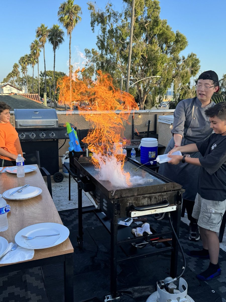 lovehibachi's tweet photo. The same party, reimagined with Love Hibachi 🏡
The chefs take center stage with dazzling flame shows and fun interactive games, while fresh, sizzling food is made right in front of you.🔥✨
#LoveHibachi #HibachiCatering #BackyardParty #FlameShow #BirthdayParty #PrivateEvent https://t.co/W1q2FFcFei