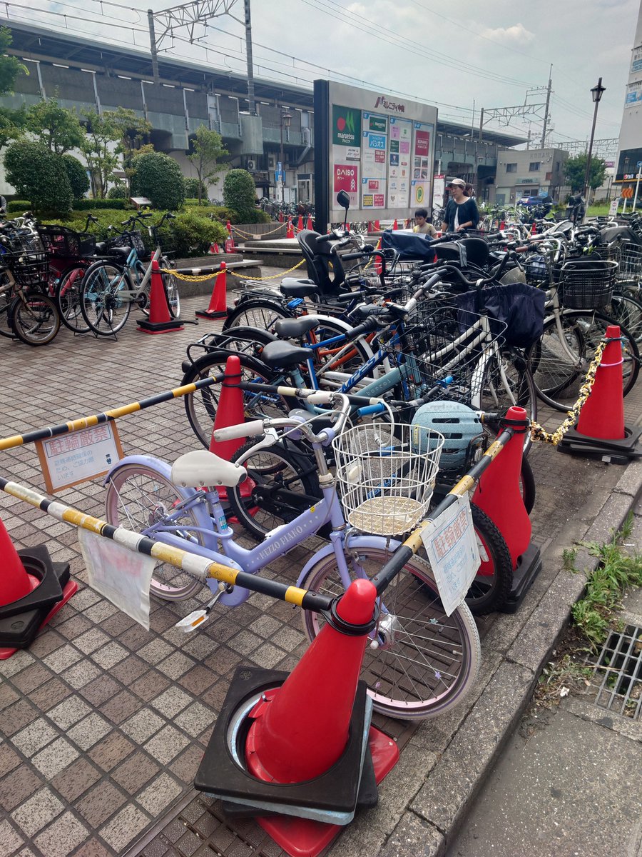 AI_256's tweet photo. おっ。とうとう #下総中山 名物「令和とは思えない駅前の違法駐輪」にメスが入るのか。
特にコーンに囲った「避難路用の駐輪厳禁ゾーン」を、何故か係員の独断で「子供用自転車置き場」にしてるの、異常だったしなぁ… https://t.co/6KogownFr3