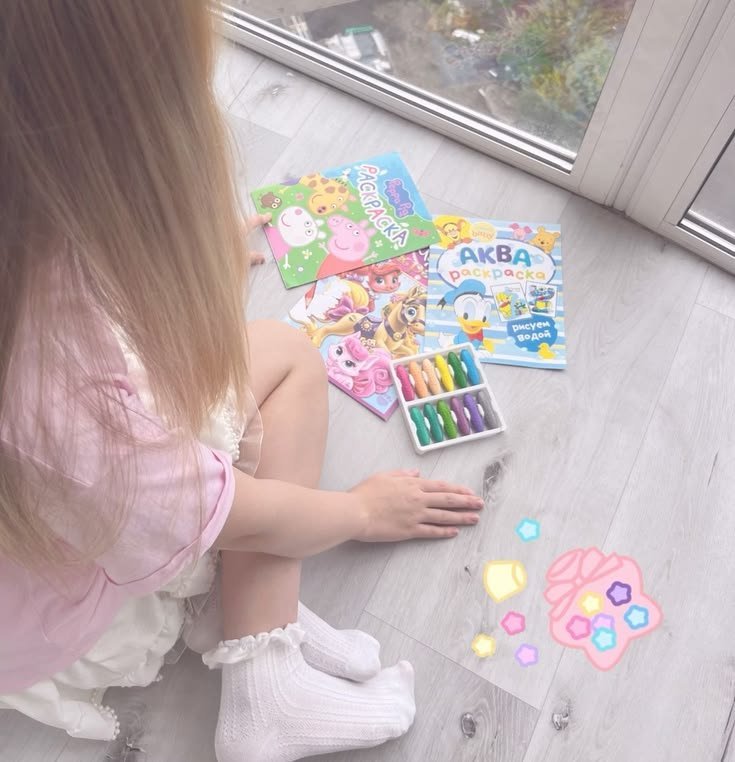 Buniclaws's tweet photo. Mamãe diz que eu tô muito viciadinha em telas, então me deu livros de colorir, agora passo o dia todo desenhando e quando meu desenho fica muito bonito ela prende na geladeira! https://t.co/5mHRZXQonK