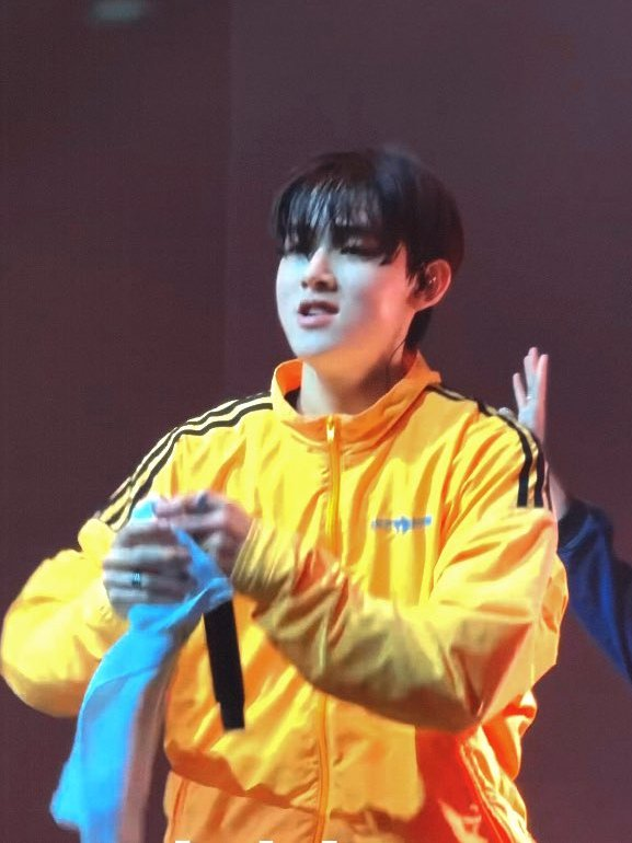 hyeonieverse's tweet photo. he's still so much like his younger self 😭 #성현 https://t.co/V7kl4P328K
