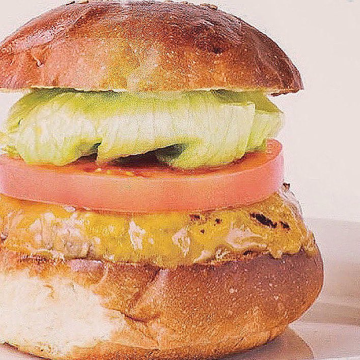 no18hamburger's tweet photo. 本日(8/7金)
11:00〜15:00(L.o) 16:00(close)
(売り切れ次第終了)
での営業です。
終日テイクアウト無し
【現金会計】

美味しいハンバーガーは、、ありまぁす！

#池袋
#ハンバーガー
#tokyostyleburgers https://t.co/Owza6cUnT9