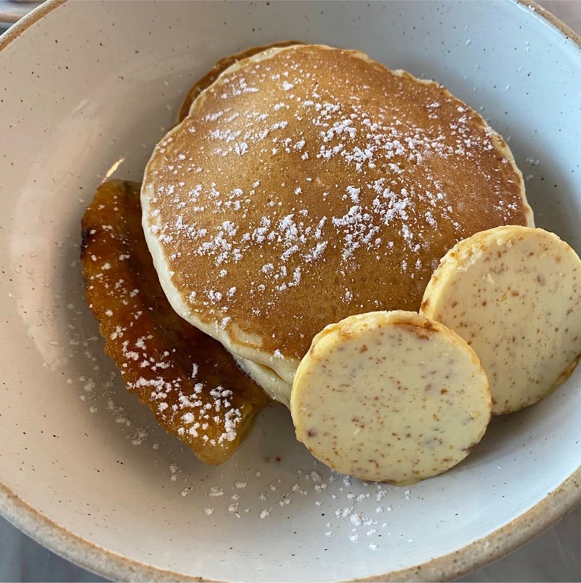 oix_61's tweet photo. 💡 هذي سلسلة أفضل 10 أماكن تقدم بان كيك يستحق 
       التجربة في الرياض. 🥞🔥✨

📍 بيترميلك | حي المحمدية . 
📍 Ladyfinger slow bar ليدي فينقر | حي المؤتمرات.
📍 جون و ڤينيز | حي السليمانية . 
📍 ستر | حي الروضة . 
📍 بلبيرد | حي الربيع . 
📍NAC | ليسن فالي . 
📍 باركرز | حي السفارات . 
📍 برنش اند كيك | فالبجيري .
📍 بريكي | حي المرسلات . 
📍 بتيل | حي العليا .