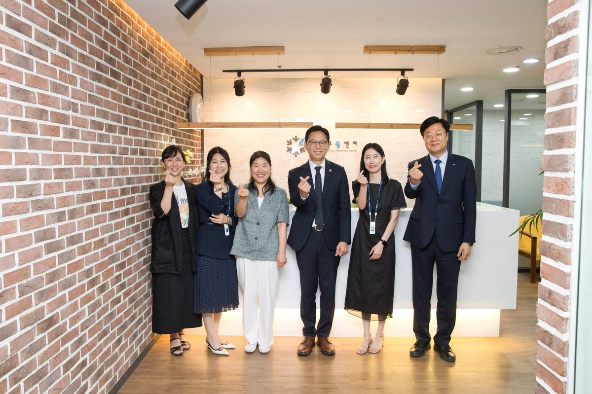 msitminister's tweet photo. 어제 서울 스마트쉼센터를 찾았습니다.

AI와 디지털 기술이 우리 삶을 빠르게 바꾸고 있습니다. 

스마트쉼센터에서는 스마트폰과 인터넷 사용을 스스로 조절하기 어려운 분들을 위해 전문 상담과 예방교육을 진행하고 있었습니다. 상담실과 놀이치료실을 둘러보며 현장의 이야기를 듣고, 국민들의 건강한 디지털 생활을 위해 애쓰시는 상담사분들의 노고도 직접 확인할 수 있었습니다. 현재 스마트쉼센터는 전국 17개 시·도 18개 센터에서 운영되며, 누구나 도움을 받을 수 있습니다. 최근에는 명상, 예술, 스포츠 활동을 결합한 ‘디지털 디톡스 프로그램’도 새롭게 운영을 시작했습니다. 

AI 시대에는 디지털 역량만큼이나 디지털 균형감각도 중요합니다. 기술은 우리의 시간을 빼앗는 존재가 아니라, 삶을 더 풍요롭게 만드는 도구가 되어야 합니다.

특히 부모님들께 한 가지 부탁드리고 싶습니다. 아이들에게 “휴대폰 그만 봐”라고 말하기 전에, 어른인 우리가 먼저 디지털 사용 습관을 돌아봤으면 합니다. 가장 좋은 교육은 말이 아니라 함께 실천하는 모습이라고 생각합니다.

혹시 스마트폰 사용 때문에 일상에 어려움을 느끼거나 가족의 도움이 필요하다면 혼자 고민하지 마시고 스마트쉼센터의 문을 두드려 주시기 바랍니다.

정부도 AI와 디지털 기술이 국민 모두에게 도움이 되는 기술이 될 수 있도록, 건강한 디지털 이용 문화와 예방·상담 지원을 더욱 확대해 나가겠습니다. 

#스마트쉼센터 #디지털디톡스 #건강한디지털생활 #AI시대 #디지털포용