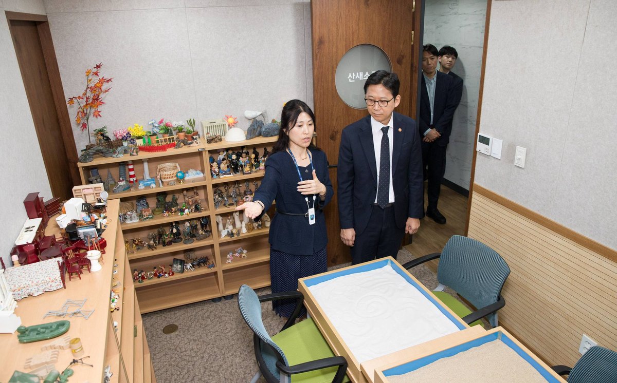 msitminister's tweet photo. 어제 서울 스마트쉼센터를 찾았습니다.

AI와 디지털 기술이 우리 삶을 빠르게 바꾸고 있습니다. 

스마트쉼센터에서는 스마트폰과 인터넷 사용을 스스로 조절하기 어려운 분들을 위해 전문 상담과 예방교육을 진행하고 있었습니다. 상담실과 놀이치료실을 둘러보며 현장의 이야기를 듣고, 국민들의 건강한 디지털 생활을 위해 애쓰시는 상담사분들의 노고도 직접 확인할 수 있었습니다. 현재 스마트쉼센터는 전국 17개 시·도 18개 센터에서 운영되며, 누구나 도움을 받을 수 있습니다. 최근에는 명상, 예술, 스포츠 활동을 결합한 ‘디지털 디톡스 프로그램’도 새롭게 운영을 시작했습니다. 

AI 시대에는 디지털 역량만큼이나 디지털 균형감각도 중요합니다. 기술은 우리의 시간을 빼앗는 존재가 아니라, 삶을 더 풍요롭게 만드는 도구가 되어야 합니다.

특히 부모님들께 한 가지 부탁드리고 싶습니다. 아이들에게 “휴대폰 그만 봐”라고 말하기 전에, 어른인 우리가 먼저 디지털 사용 습관을 돌아봤으면 합니다. 가장 좋은 교육은 말이 아니라 함께 실천하는 모습이라고 생각합니다.

혹시 스마트폰 사용 때문에 일상에 어려움을 느끼거나 가족의 도움이 필요하다면 혼자 고민하지 마시고 스마트쉼센터의 문을 두드려 주시기 바랍니다.

정부도 AI와 디지털 기술이 국민 모두에게 도움이 되는 기술이 될 수 있도록, 건강한 디지털 이용 문화와 예방·상담 지원을 더욱 확대해 나가겠습니다. 

#스마트쉼센터 #디지털디톡스 #건강한디지털생활 #AI시대 #디지털포용