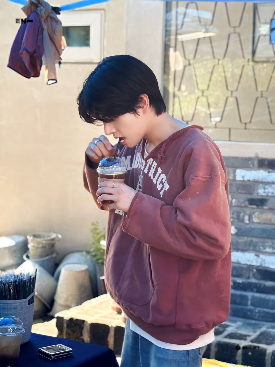 simpupyun's tweet photo. baggy hoodie ripped jeans fluffy hair jake 😩 https://t.co/fg9Df2oKap