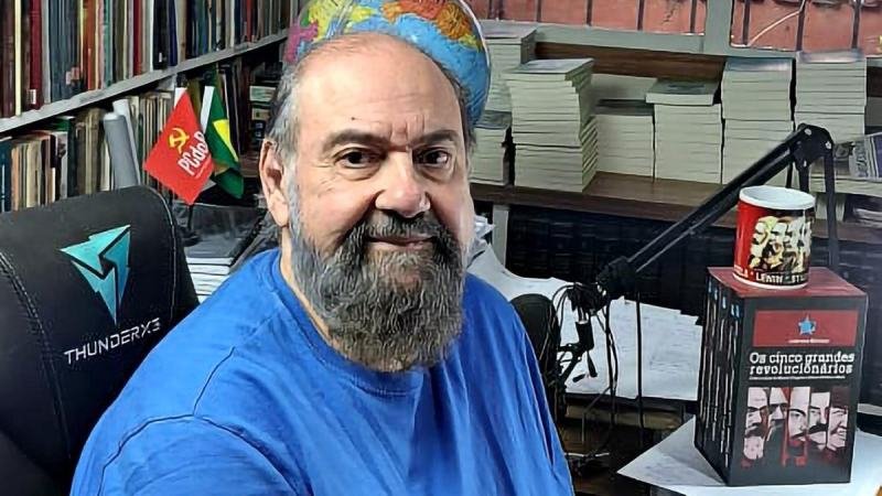 Zanzagmizazag's tweet photo. Nesta noite melancólica, com a notícia da passagem do grande prof. Lejeune Mirhan — sociólogo, escritor e analista geopolítico reconhecido academicamente —, eu só gostaria de recordá-lo desta forma.

Mesmo em meio à semana do assassinato de Khamenei por Israel, com os ânimos coléricos e odiosos das redes sociais, com o veneno mortífero que colocaram na relação entre árabes e judeus, ele conseguiu chamar o Sheik Hussein Khalilo para propor uma diferenciação entre judeus e sionistas, expressando admiração pelos judeus e sua história, deixando claro que o judaísmo está na raiz do próprio islamismo.

Mirhan é o maior exemplo que tínhamos no país de trabalhador intelectual. Incansável, dedicou horas e horas de sua vida ao estudo e à compreensão sociológica do mundo e de seus conflitos. Tínhamos divergências difíceis de serem conciliadas, mas nem por isso deixei de admirar e de me inspirar em sua inteligência e no extremo esforço que ele dedicava a comentar e escrever sobre os mais variados temas.

Era uma pessoa muito doce, educada, aberta e de grande higidez moral. Eu me lembrarei das diversas vezes nas quais disse que apoiava o movimento de libertação e emancipação das mulheres no mundo todo, que sentia pela violência sofrida pelas mulheres e meninas em todo o mundo, mesmo no Irã, país com o qual tinha afinidade política.

Continuarei a me lembrar de quando deixou claro para seus espectadores que “nós, como comunistas, devemos abominar as ações do 11 de setembro”, que devíamos nos solidarizar com as vítimas e que o enfrentamento radical e altivo ao imperialismo norte-americano não poderia nos cegar moralmente.

Fico triste que tenha morrido em meio a um dos mais duros interregnos da luta dos árabes, palestinos, muçulmanos e dos povos do Oriente Médio em geral.

Devo dizer que nunca me senti, como judia étnica, desacolhida ou menosprezada nos momentos de interação com o professor, que sempre respondia cordialmente às perguntas.

Toda a solidariedade aos familiares e amigos de Lejeune Mirhan. Grande perda!

Vá em paz, companheiro.
