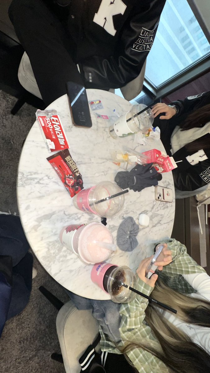 lawschtrainee's tweet photo. 아~~~개강통 온다
빨리 학교 가서 동기들 만나서 맛있는 밥먹고 라운지랑 과방에 앉아서 노가리 까면서 과제하고 심심하면 편의점 들러서 간식거리 사오고 시험기간에는 학교 근처 카페에서 카공하고 .. 얼른 방학이 끝나면 좋겠듬 https://t.co/ncHo8HyUFV