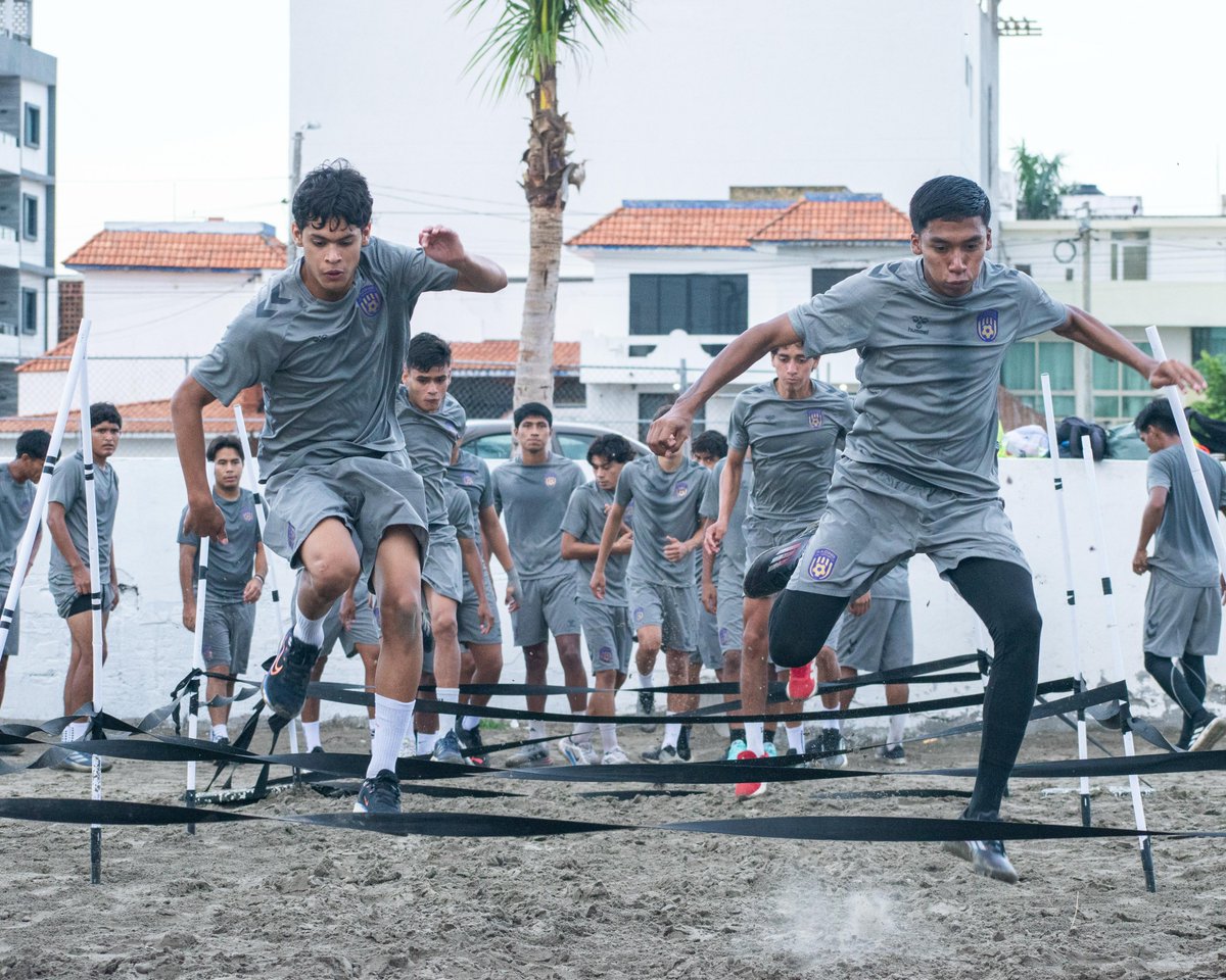 ParaComentarse's tweet photo. El equipo de @RacingVeracruz_ de la @LigaTDP continúa con su pretemporada y este día trabajó en doble sesión, en playa y cancha, afinando detalles para revalidar el título nacional de filiales
https://t.co/5GCUyDlMnS
#veracruz #bocadelrio #futbol #LigaTDP #Racing @ParaComentarse https://t.co/1wjyfDZGsw