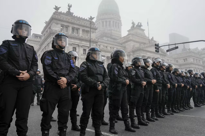 bujemu2's tweet photo. Congreso en la dictadura del 1976 vs en la democracia del 2026 https://t.co/E3CIKqXP5W