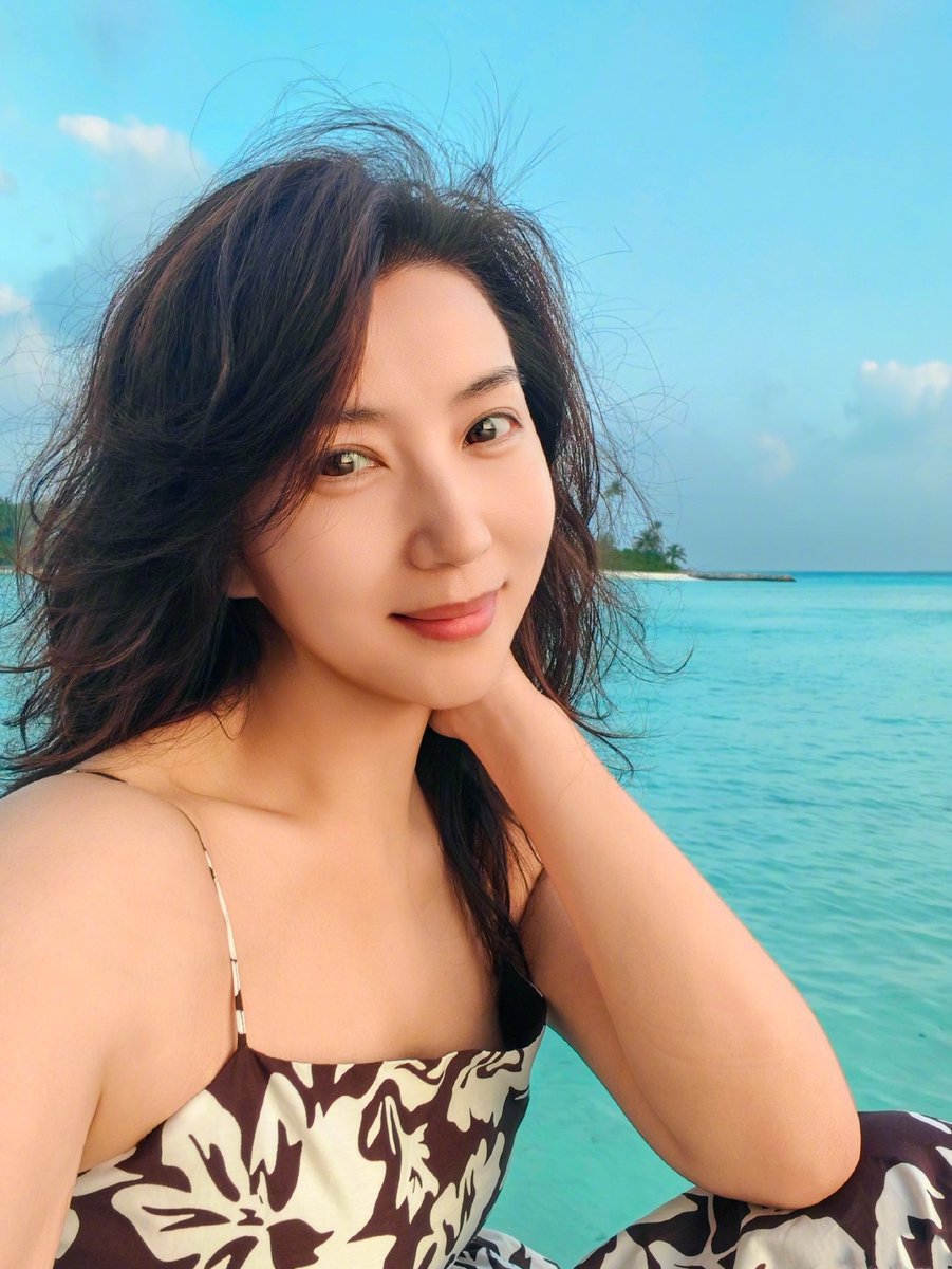 didengshengwu's tweet photo. 万人迷陈好：这个美女中的美女，为什么会淡出大众视野这么多年？

没预告，没告别，就是不见了。

原因？简单——嫁人了，还连生三个娃。

可问题在：她当年正当红，事业说放就放？那个位置多少人挤破头都抢不到，她怎么就舍得？

因为她嫁的那个人，真不一般。2009年，30岁的陈好嫁给了刘海峰：

KKR亚洲区前总裁、德弘资本董事长，百亿资本在他手里转。

说白了，进了这个级别的豪门，拍戏那点片酬，真不算什么了。别人还在剧组熬大夜、争番位，她早从牌桌上起身了。

但你以为她就安心当阔太？错了。

更狠的是：一边带三个孩子，一边考上了中戏研究生，毕业直接留校当老师。

如今她是国家一级演员，学生见了得恭恭敬敬喊声“班主任”。从讨好镜头的艺人，到体制内受人尊敬的教书匠——不用再卖笑换曝光，换成演员学生排队敬重你。

同龄女演员还在为没戏拍焦虑失眠，她呢？想拍就拍，46岁《欢乐家长群2》照样热播，老公有钱，孩子绕膝，时间全是自己的。