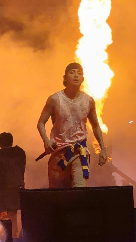 TaetaebearKim's tweet photo. THIS PICTURE https://t.co/zxTtmXpZgX