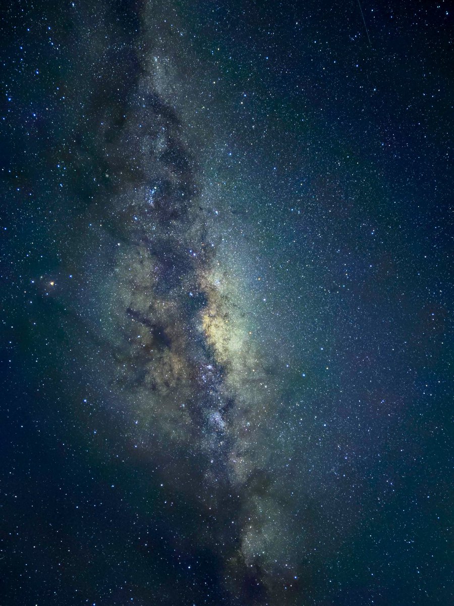 NorthernSkies5's tweet photo. Milky way and southern lights (or very bright airglow) 30 minutes outside El Calafate! The stars were absolutely mind blowing 🤯 https://t.co/vACA0xNzad