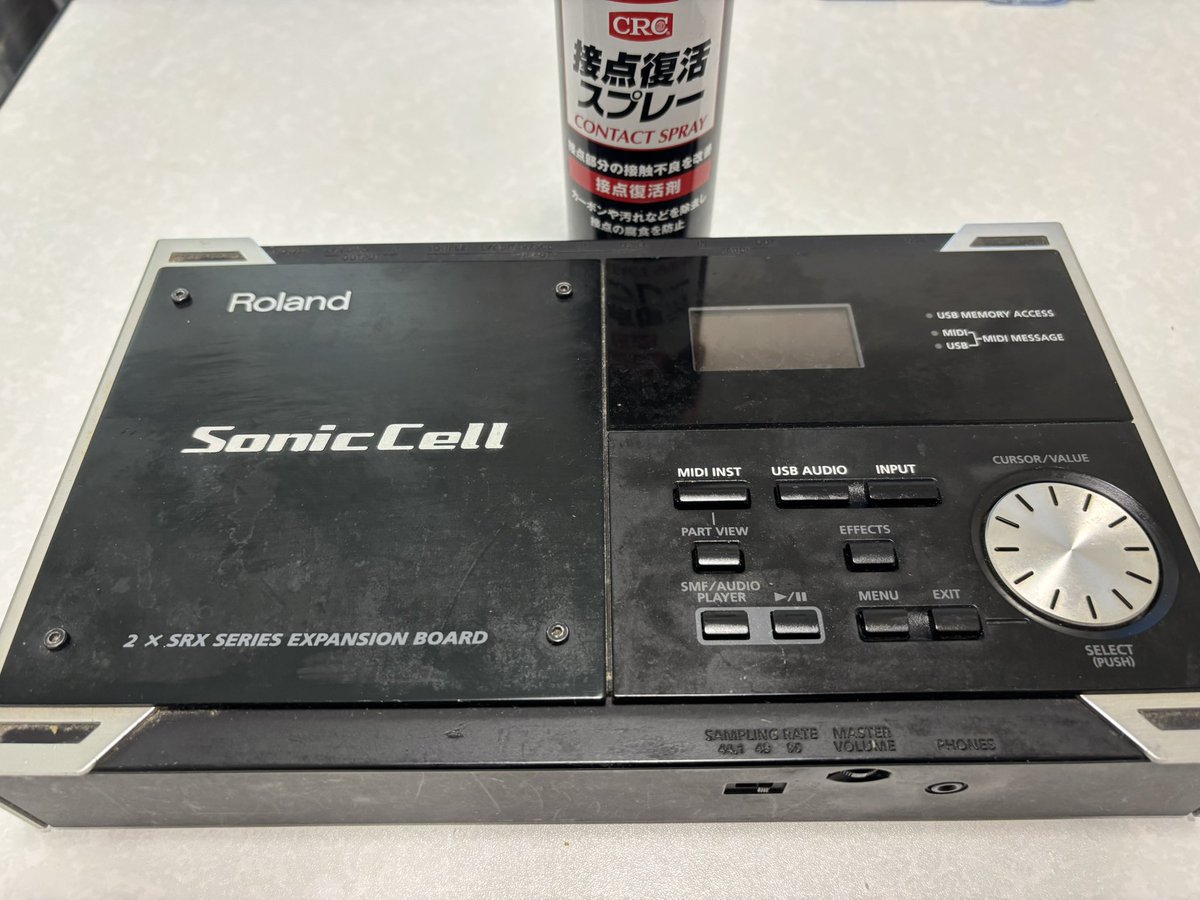 Kamiyanagi's tweet photo. AIとKUREの接点復活スプレーすげー！！
経年劣化でボタンの効きが悪くなっていたr Roland Soniccell、ボタンにスプレーして30回程度カチカチしたらまた効くようになった！メーカー修理ももう古すぎてできないし、新しく美品の中古を買おうかと思ってた。たった400円で解決出来るとは……！ https://t.co/P6Ecsf6cYu