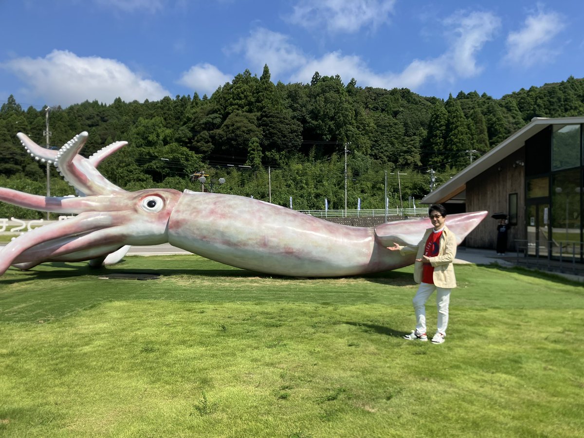 IshikawaONGAKU's tweet photo. #野村萬斎  芸術監督 能登訪問２日目は、
能登町 #イカキング と珠洲の見附島へ‼︎
真夏の能登半島を縦断中☀️ https://t.co/cULnxDnpNa