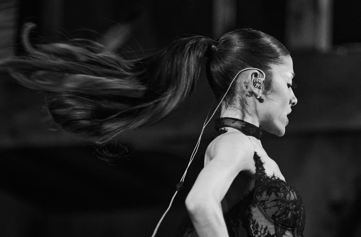 arianaisbright's tweet photo. ariana grande stuns at the eternal sunshine tour in Chicago ♡ 
📸: Katia Temkin https://t.co/e9peiQY23i