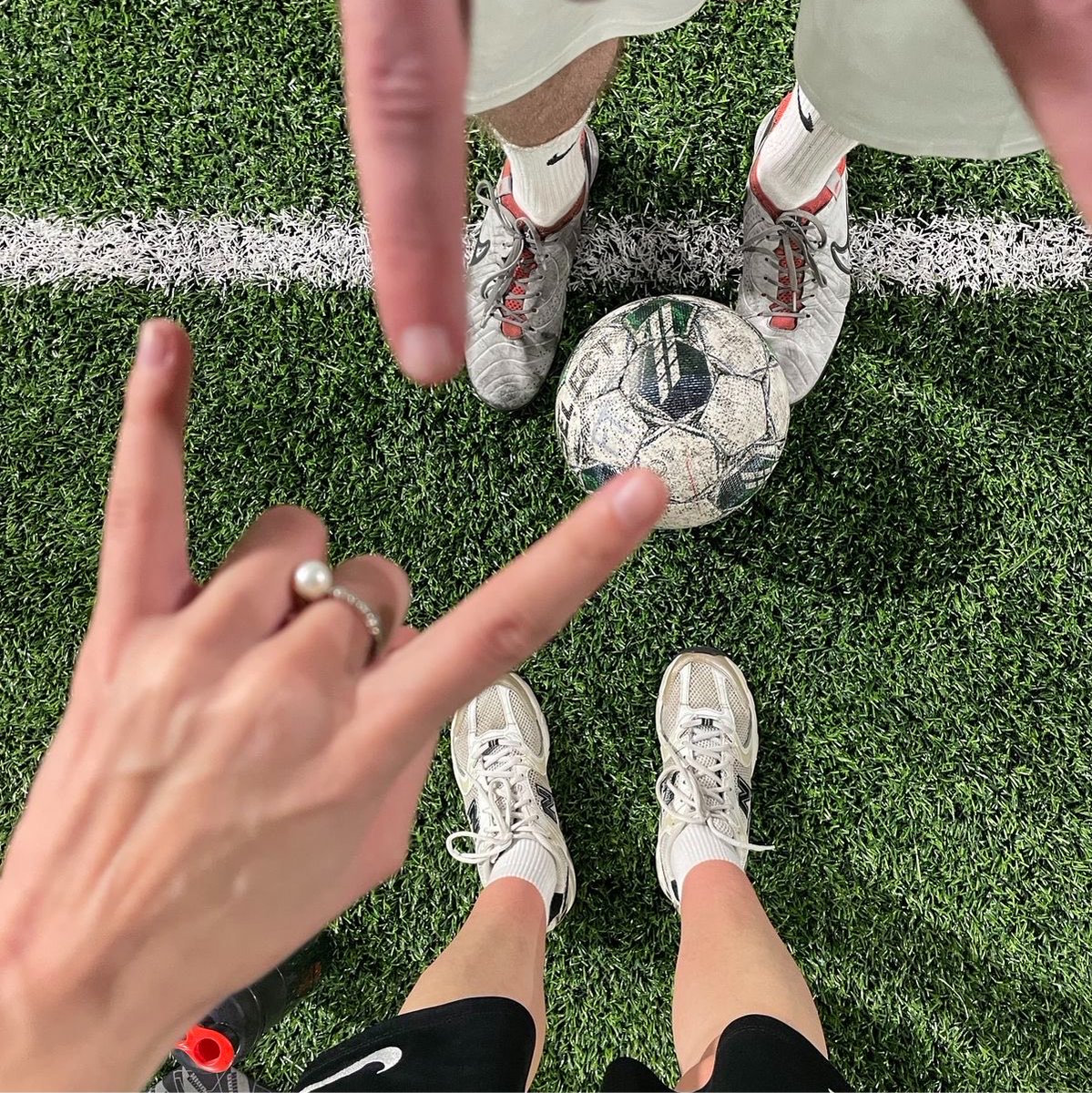 miauucupid's tweet photo. au piero hincapié x santiago gimenez

piero hincapie no se controla y insulta a santi sin pensar en las consecuencias que traerían en el partido y a futuro

o donde un mexicano fresa y un ecuatoriano cholo terminan odiándose y bardeandose entre ellos hasta que se enamoran https://t.co/Fvk5xmL67E