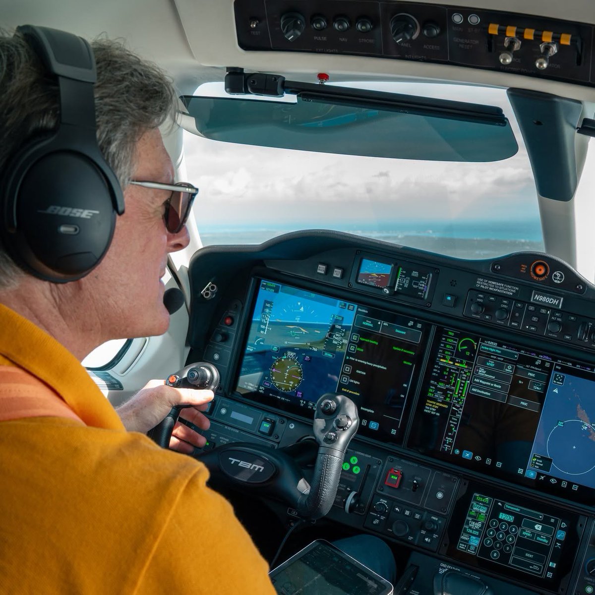 Aerofacility_O's tweet photo. 指先ひとつで、直感的な操作を✨ Garmin G3000 Primeと、効率性を極限まで高めた3つの14インチタッチスクリーンを搭載した「TBM980」。 今までにない、新しいフライト体験を。
📸: @airbornefilms 🖌️: Envergure design

#DaherTBM #TBM960 #小型機 #航空機 #空の旅 #エアロファシリティー https://t.co/REYRhi6ZFY