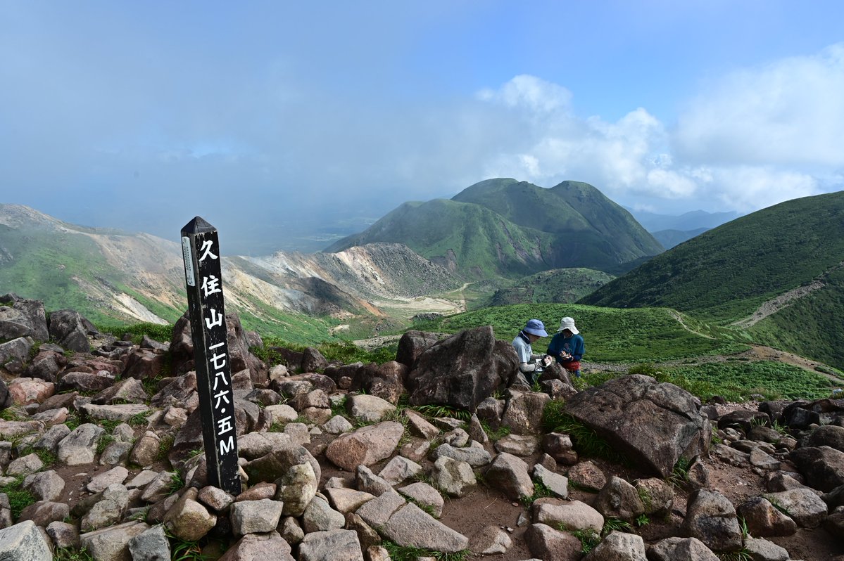 hiroji_mountain's tweet photo. そろそろ「山の日」がやってくる。

山の日には登山に行きたいけど
諸事情があり、今年は行けそうにない。

山の日に行けたのは２年前の久住山。

山頂で取材を受けて放送されました。 https://t.co/uVgrSyOKi5