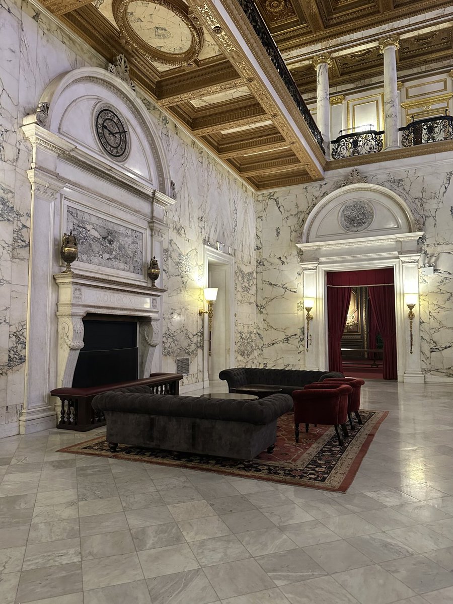 Pearl_2Mood's tweet photo. There’s no one left in the reception hall https://t.co/0rPq1t8rWR